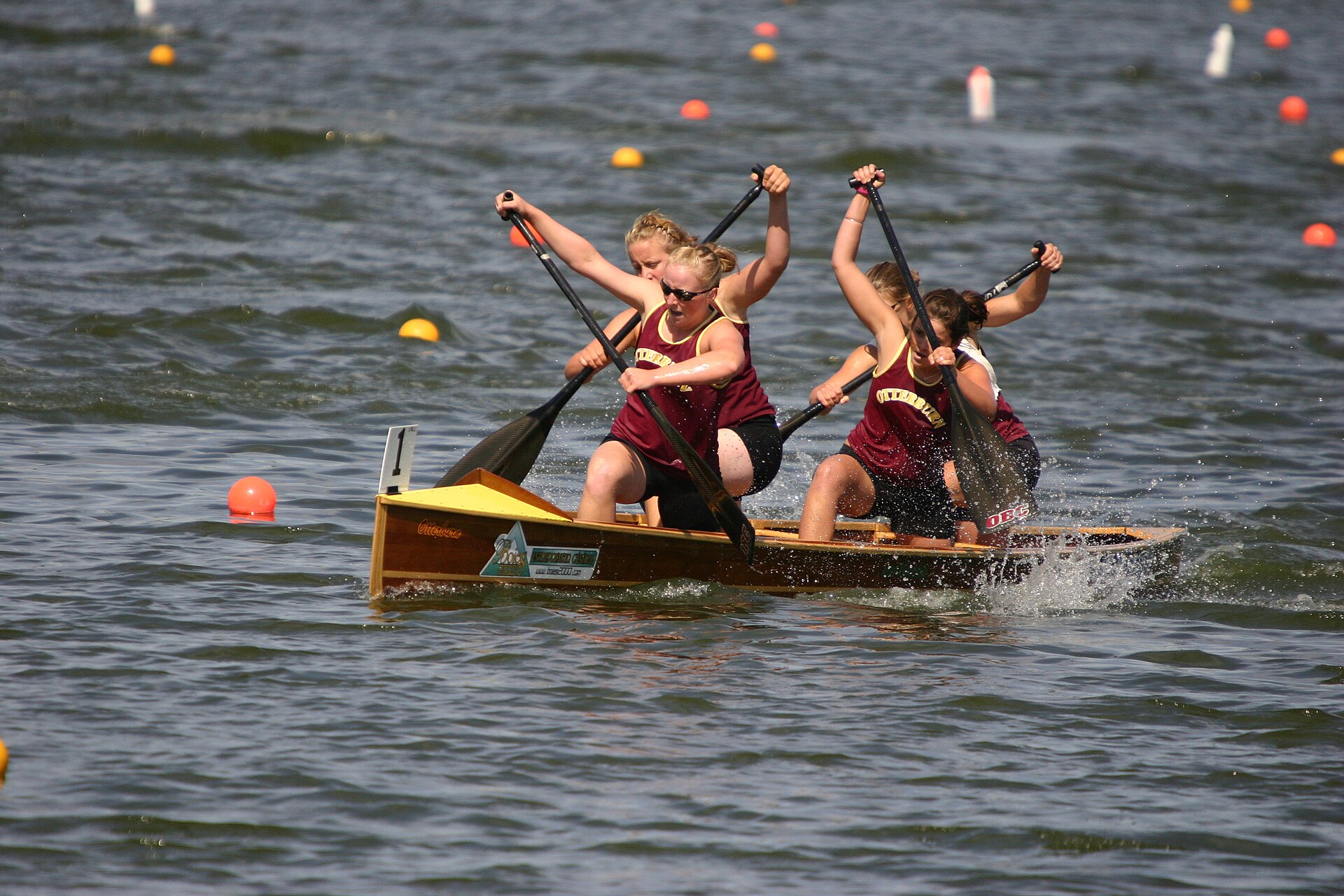 Équipe féminine de canot de vitesse du club de canotage d'Otterburn Park en pleine course
