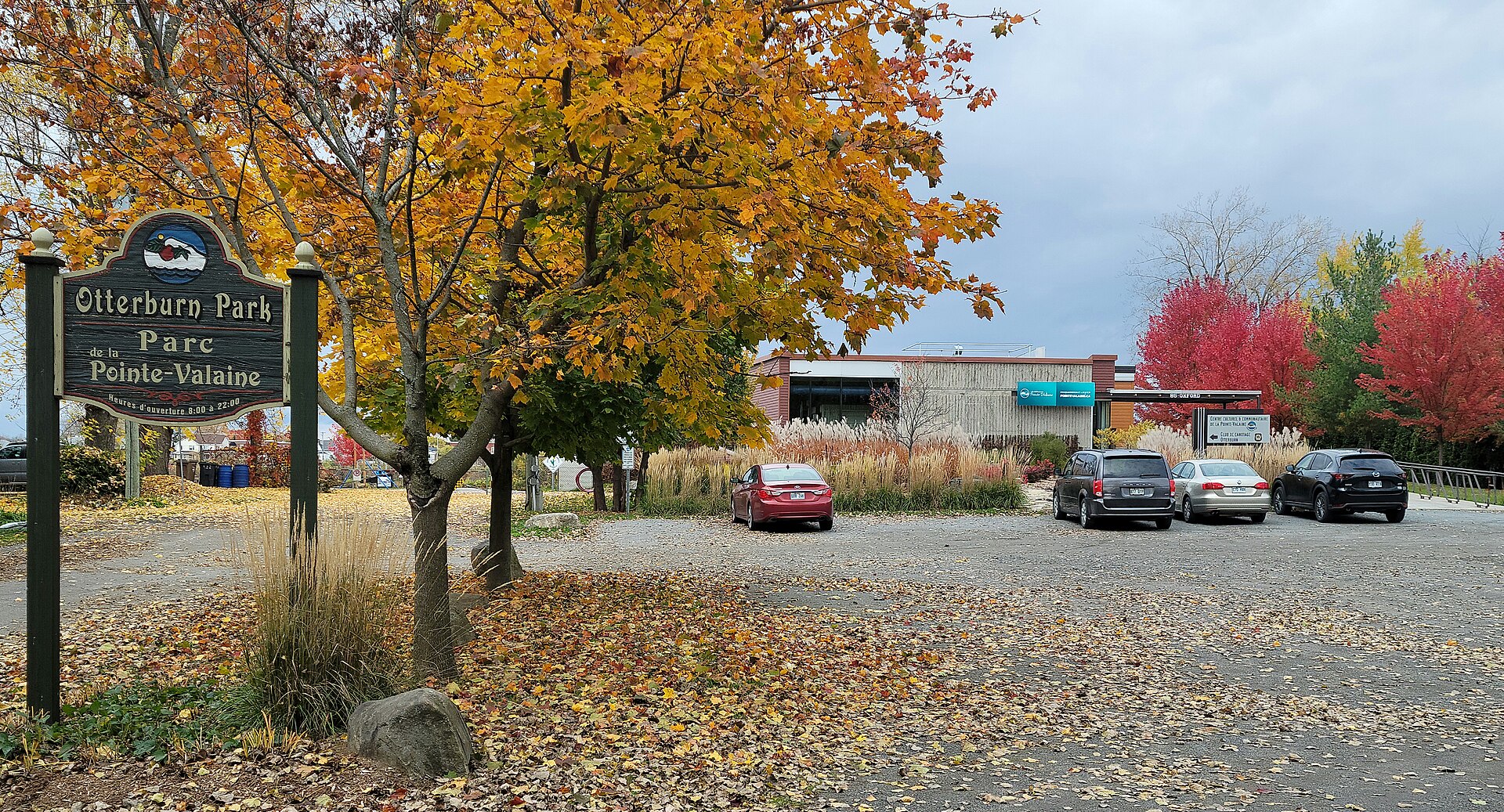 Entrée du parc de la Pointe-Valaine en automne, avec le centre culturel et communautaire en arrière-plan