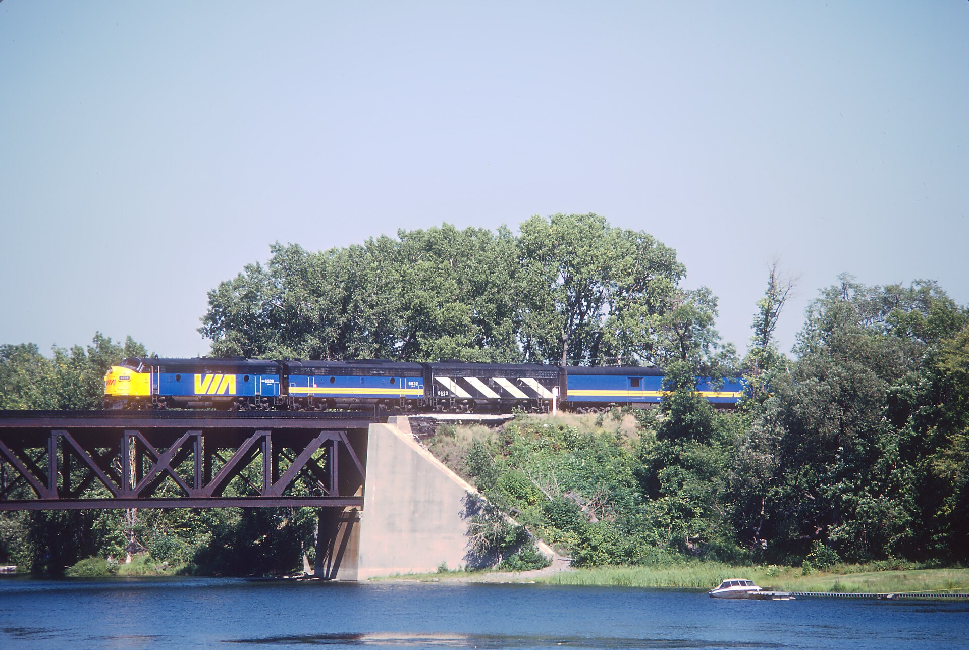 Un train de VIA Rail traverse le pont ferroviaire du Canadien National au-dessus de la rivière Richelieu, photographié du côté d'Otterburn Park en 1979
