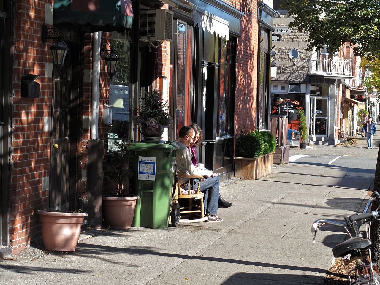 Commerces et vie de quartier sur la rue Saint-Viateur, dans le Mile End voisin
