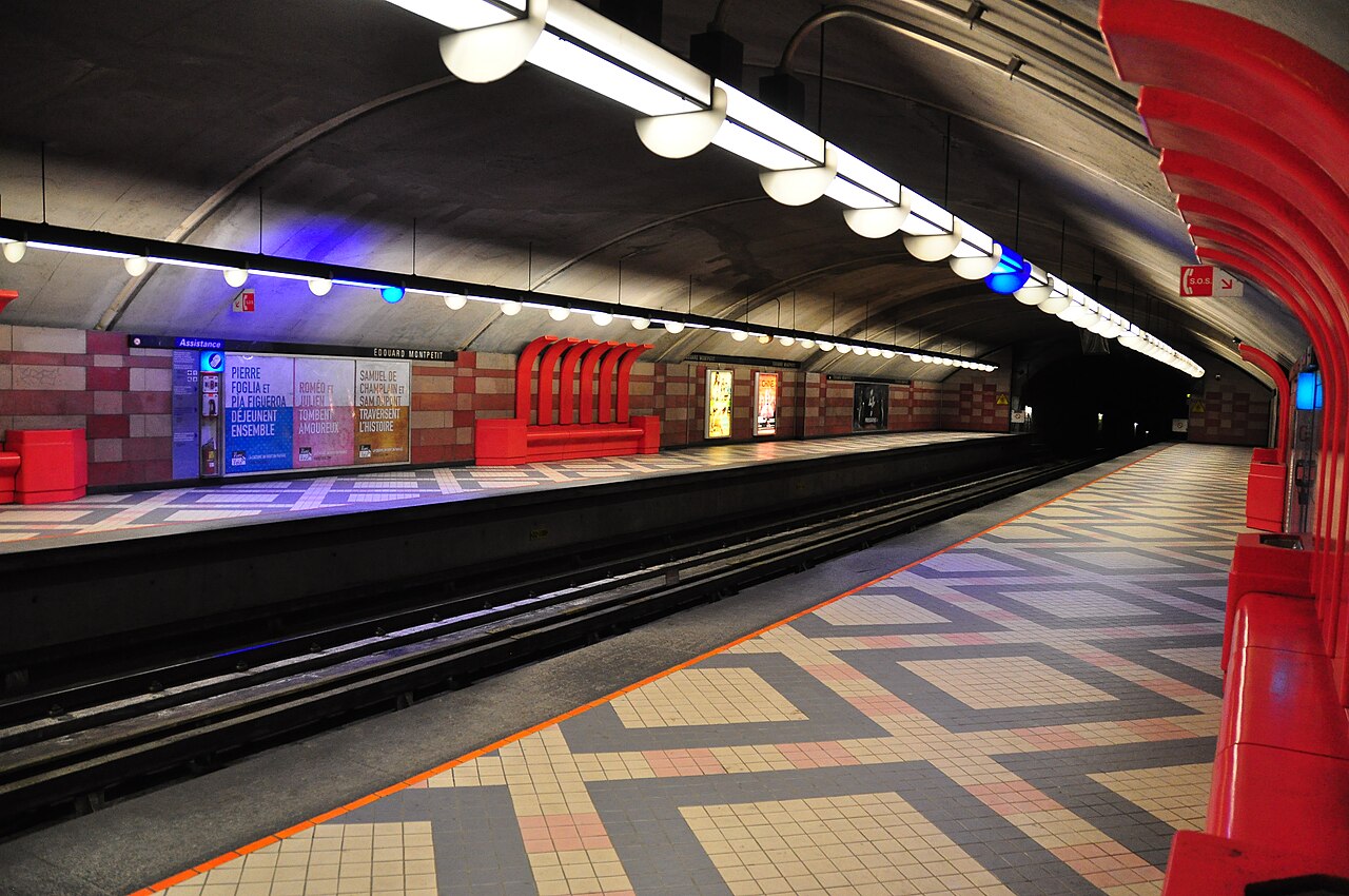 Quai de la station Édouard-Montpetit, en correspondance avec le REM sous le mont Royal
