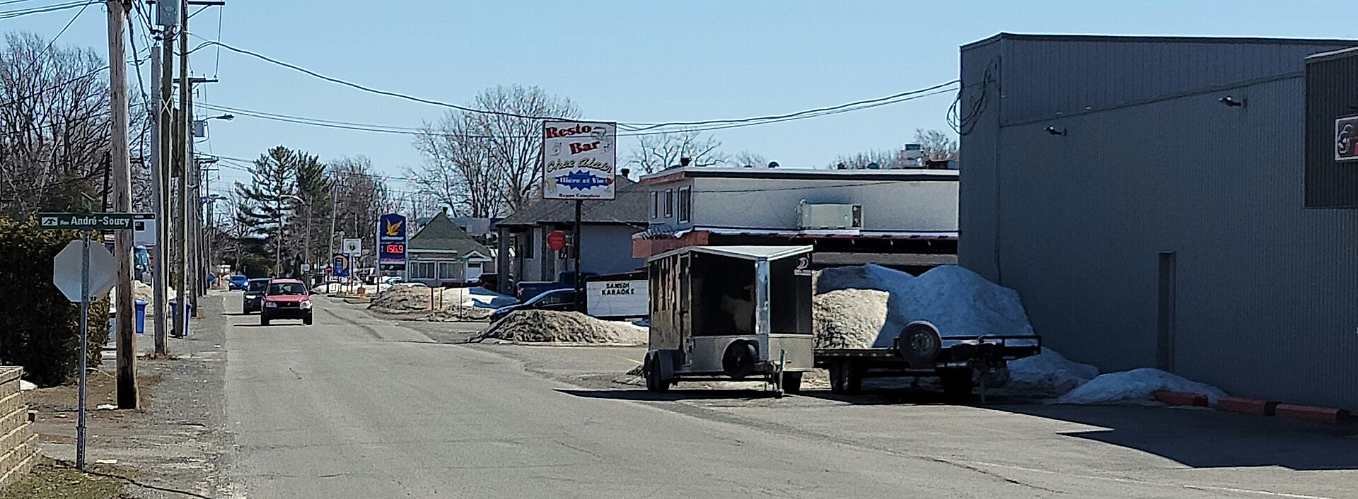 Commerces et resto-bar le long de la montée de la Baie, à Pointe-Calumet