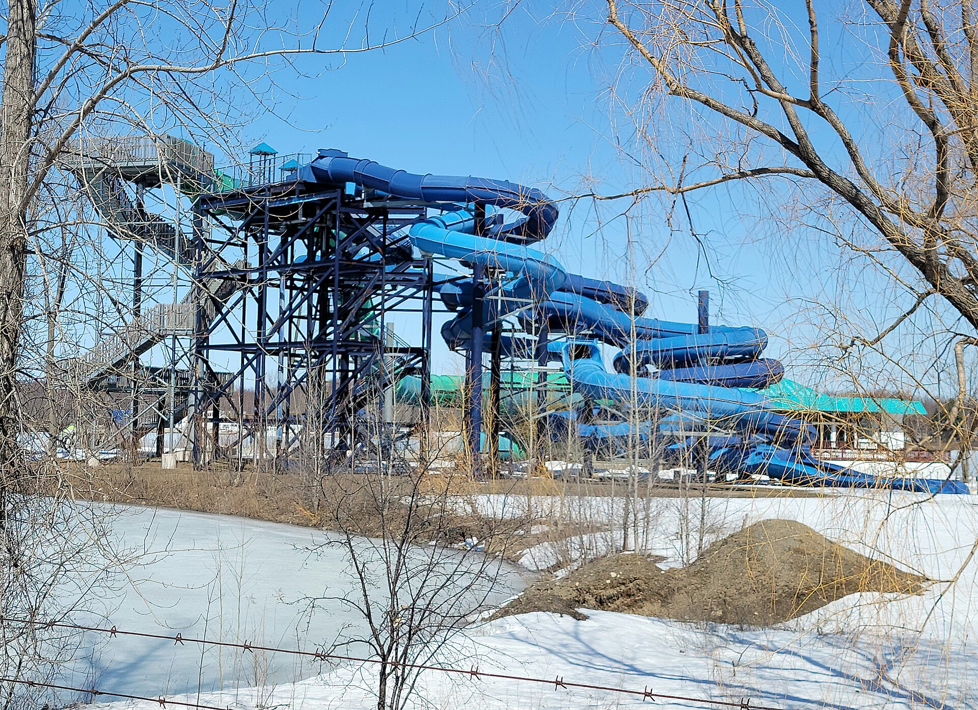 Les glissades d'eau du Super Aqua Club de Pointe-Calumet, photographiées hors saison