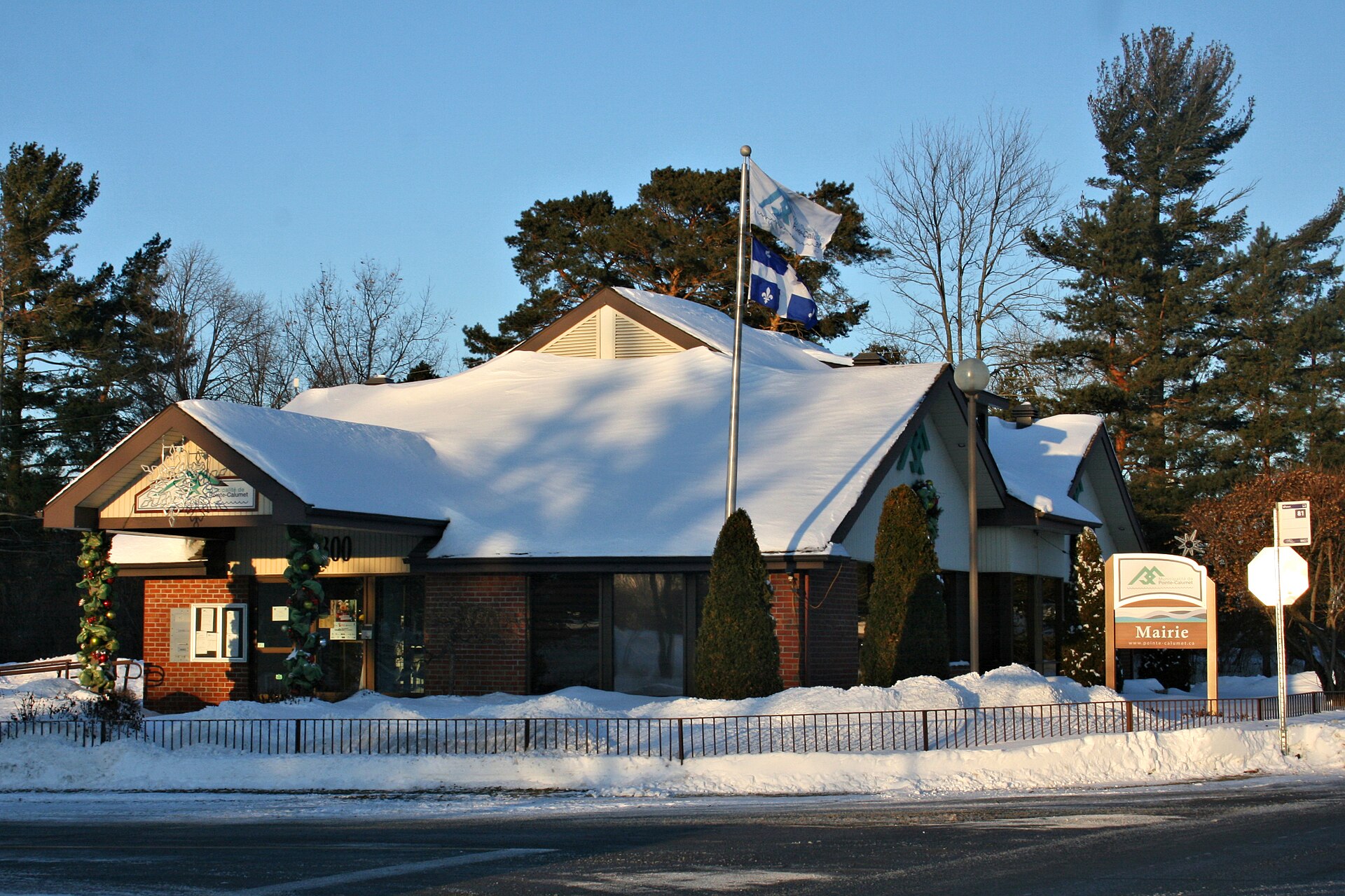 La mairie de Pointe-Calumet, décorée pour le temps des fêtes