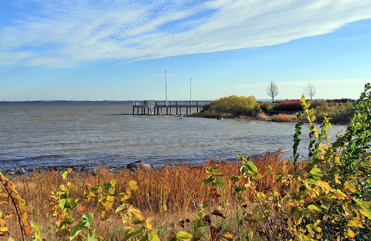Le parc Bord-de-l'Eau (Edgewater), en bordure du lac Saint-Louis à Pointe-Claire