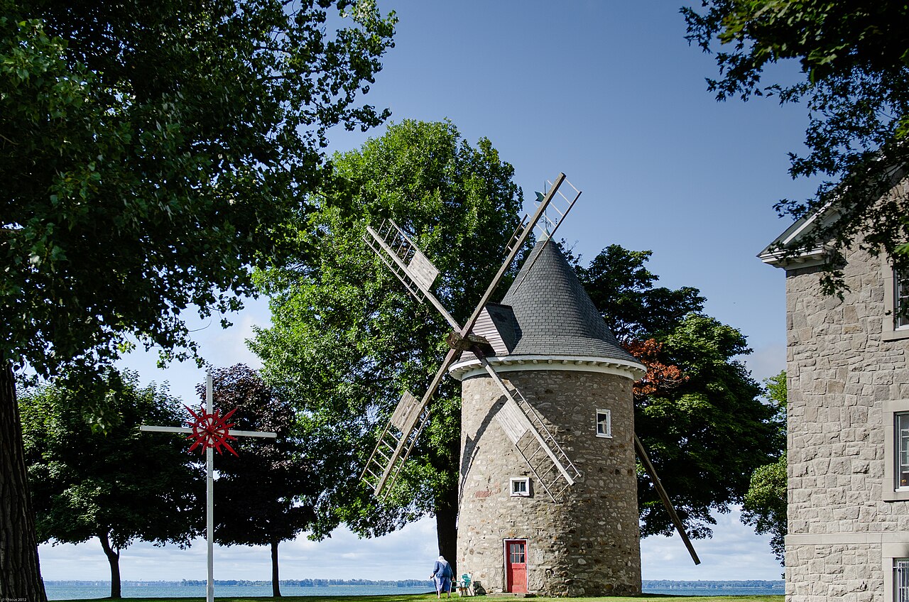 Le moulin à vent de Pointe-Claire, construit en 1709-1710, sur la pointe historique