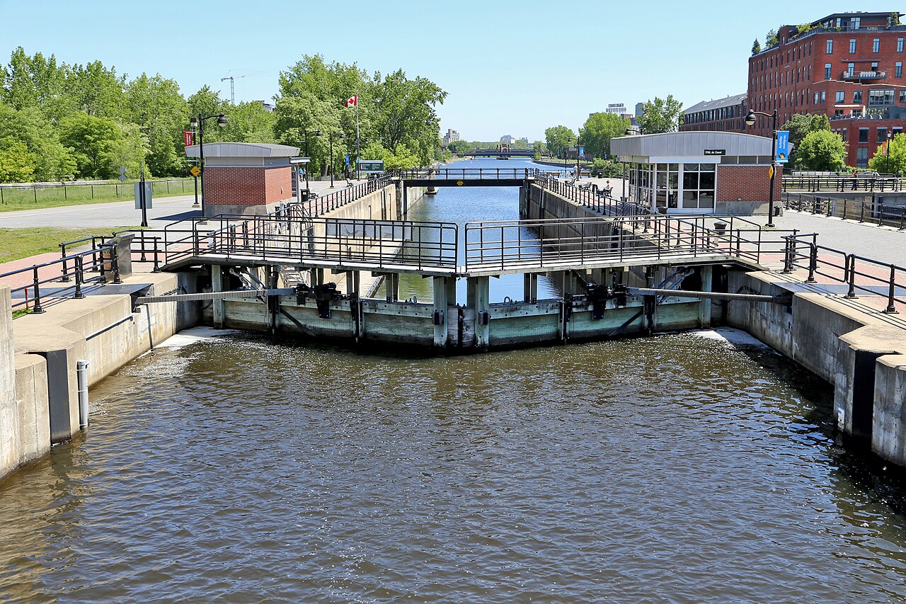 Le canal de Lachine longeant Pointe-Saint-Charles