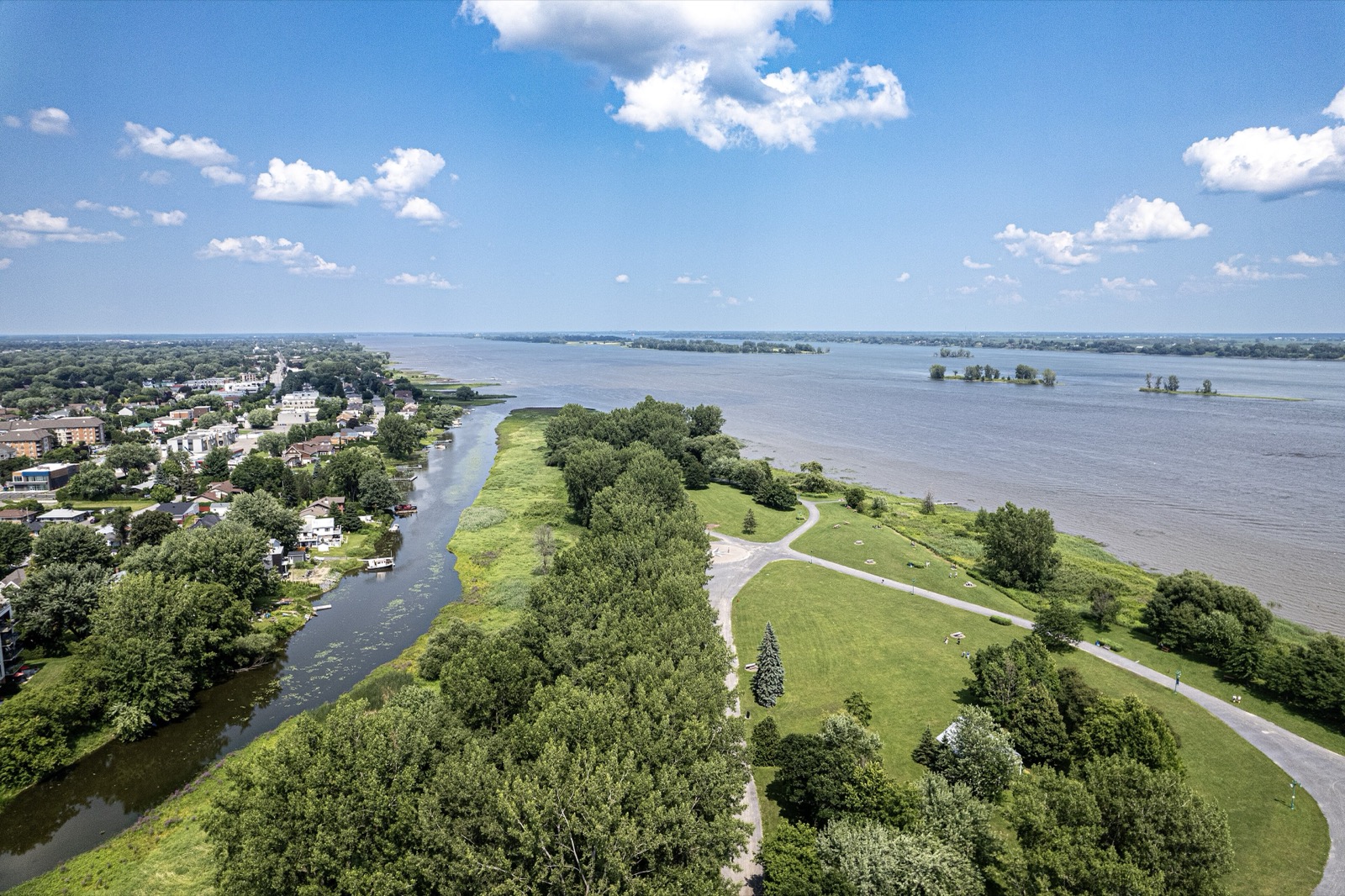 Vue aérienne du parc de l'Île-Lebel et du fleuve Saint-Laurent à Repentigny