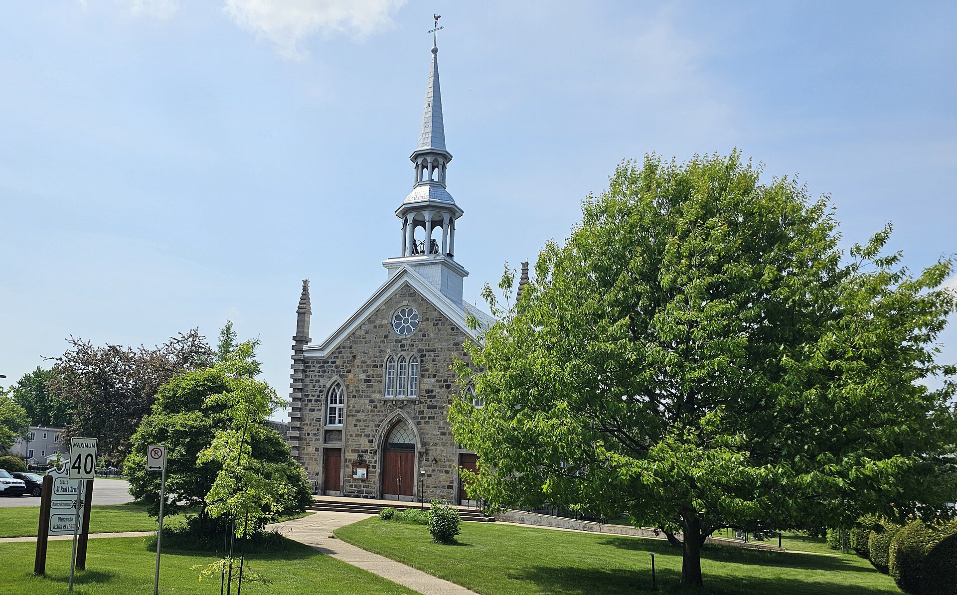 L'église Saint-Paul-l'Ermite, rue du Village, dans le secteur Le Gardeur à Repentigny