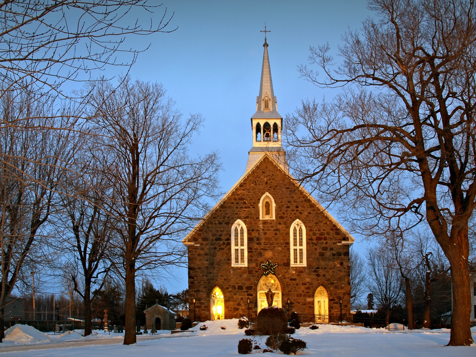 L'église Notre-Dame-de-Bon-Secours de Richelieu au crépuscule, en hiver