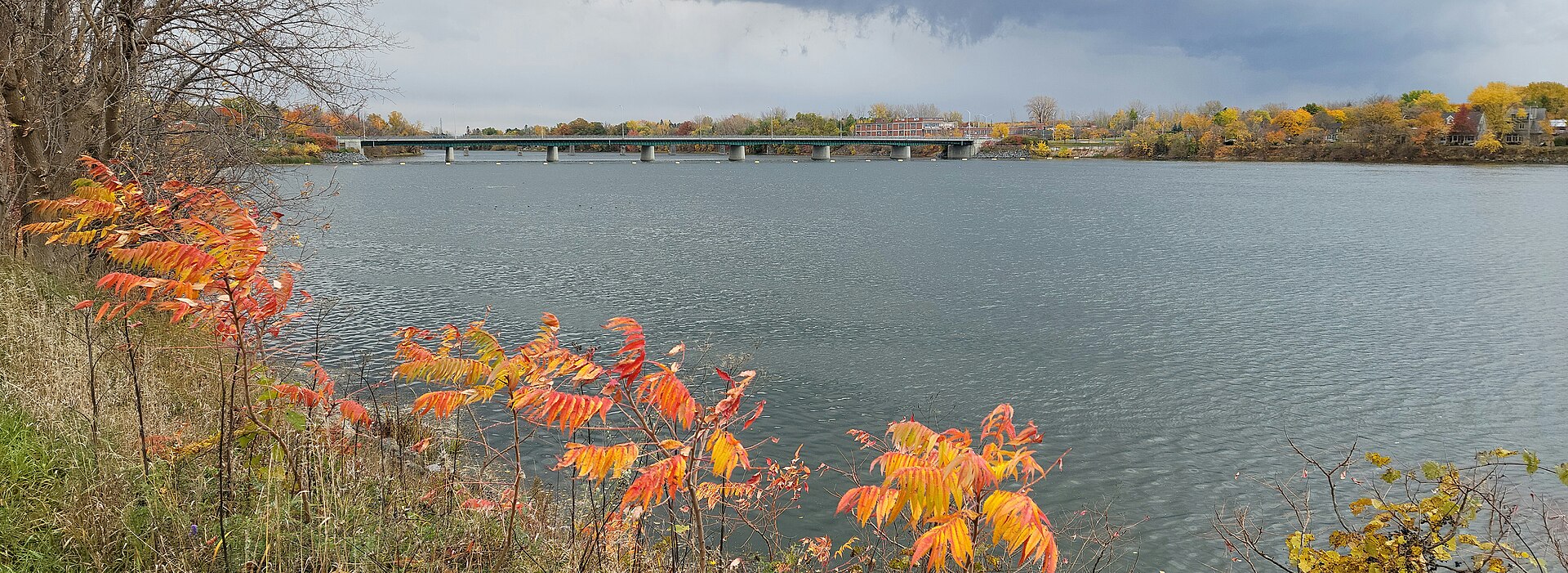 Le pont Yule, qui porte la route 112 entre Richelieu et Chambly, vu de la rive de Richelieu