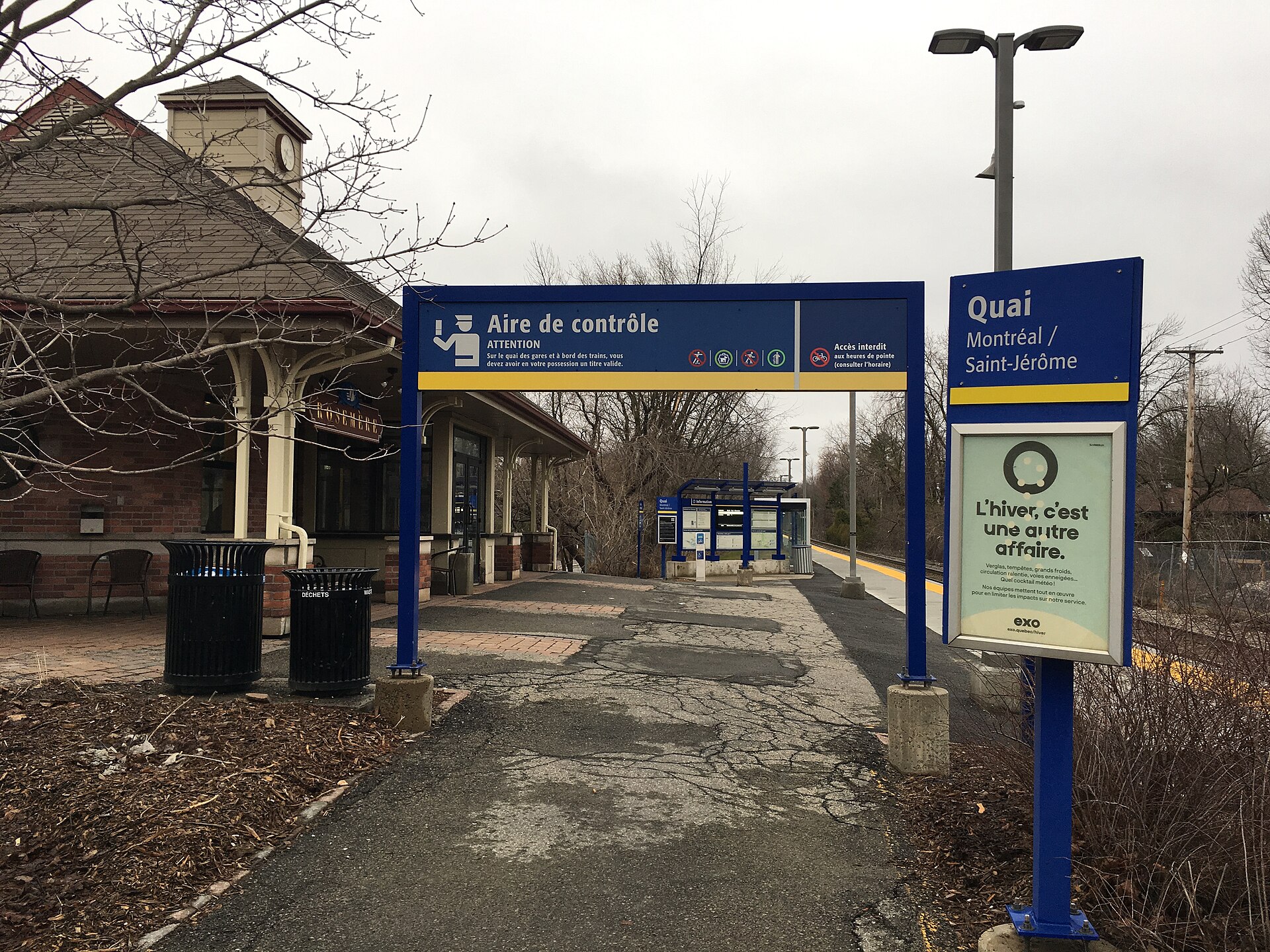 Le quai et le bâtiment de la gare de Rosemère, sur la ligne exo Saint-Jérôme