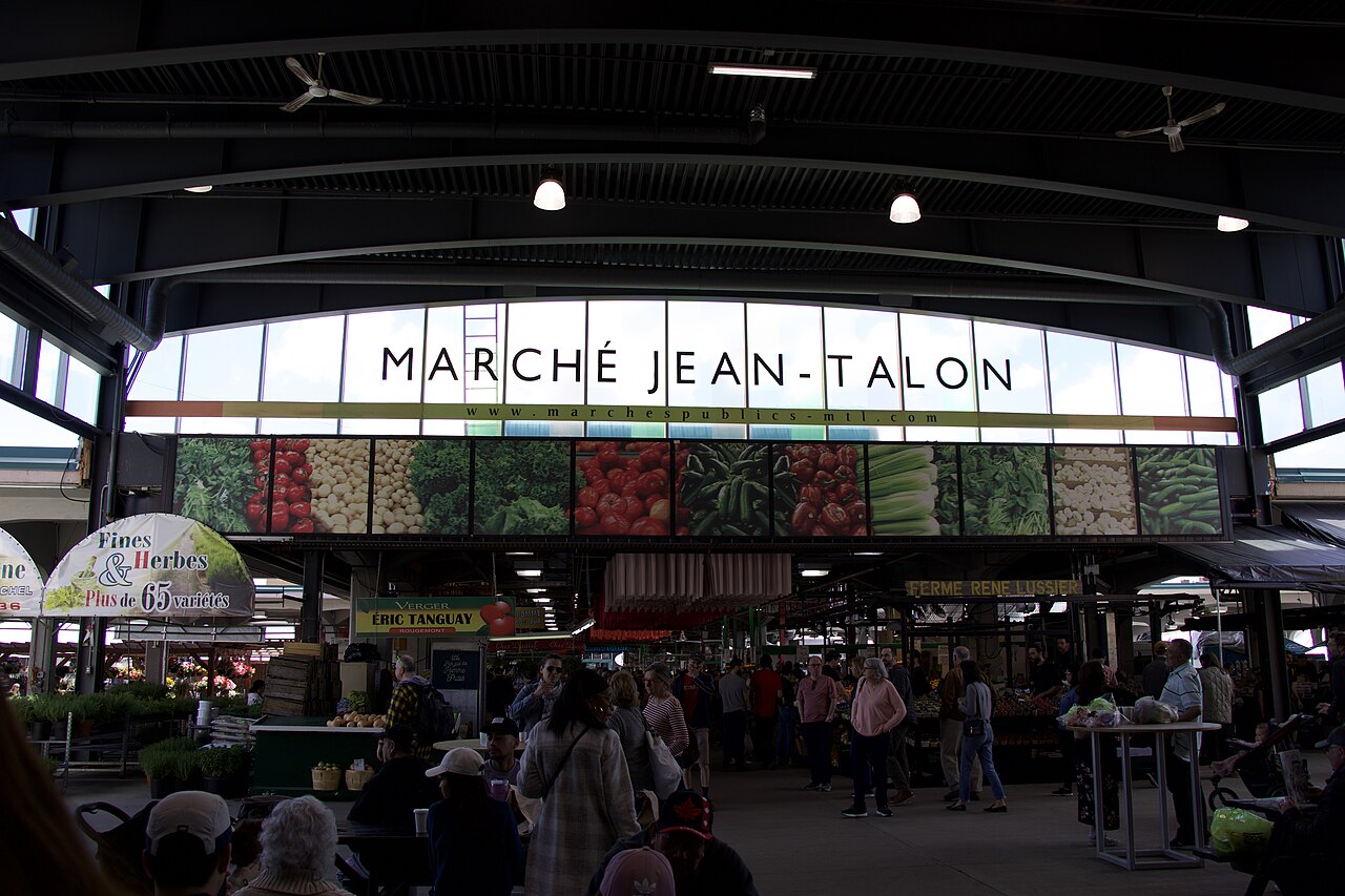 L'intérieur du marché Jean-Talon et son enseigne emblématique
