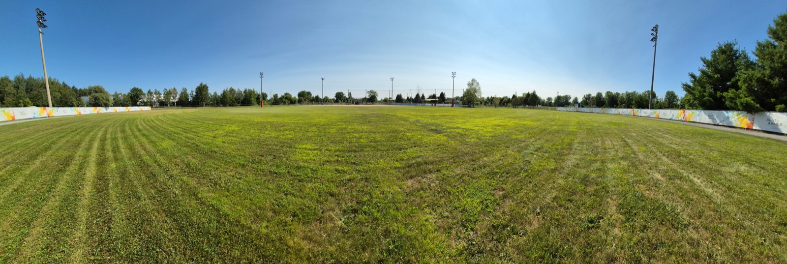 Le champ extérieur d'un des terrains de baseball du parc Le Rocher, à Saint-Amable