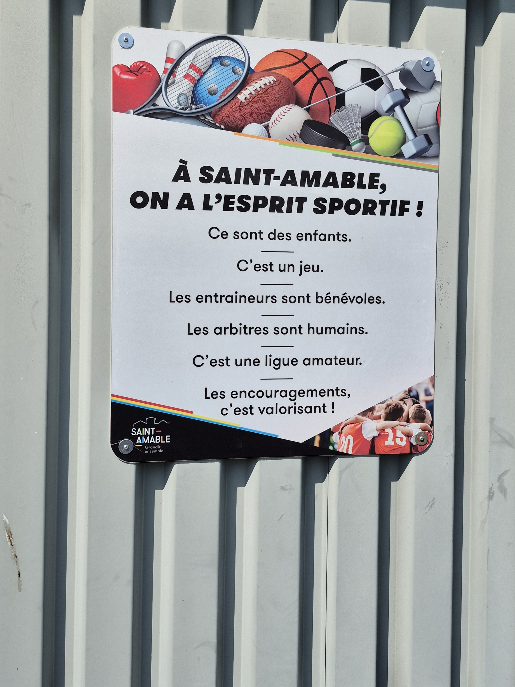 Affiche de la Ville de Saint-Amable sur l'esprit sportif, au parc Le Rocher