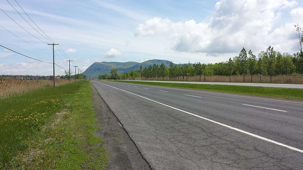 Le mont Saint-Hilaire vu de la route 116 à Saint-Basile-le-Grand