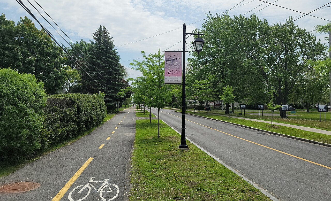 La piste cyclable au coin de la montée Robert et du chemin Saint-Louis à Saint-Basile-le-Grand