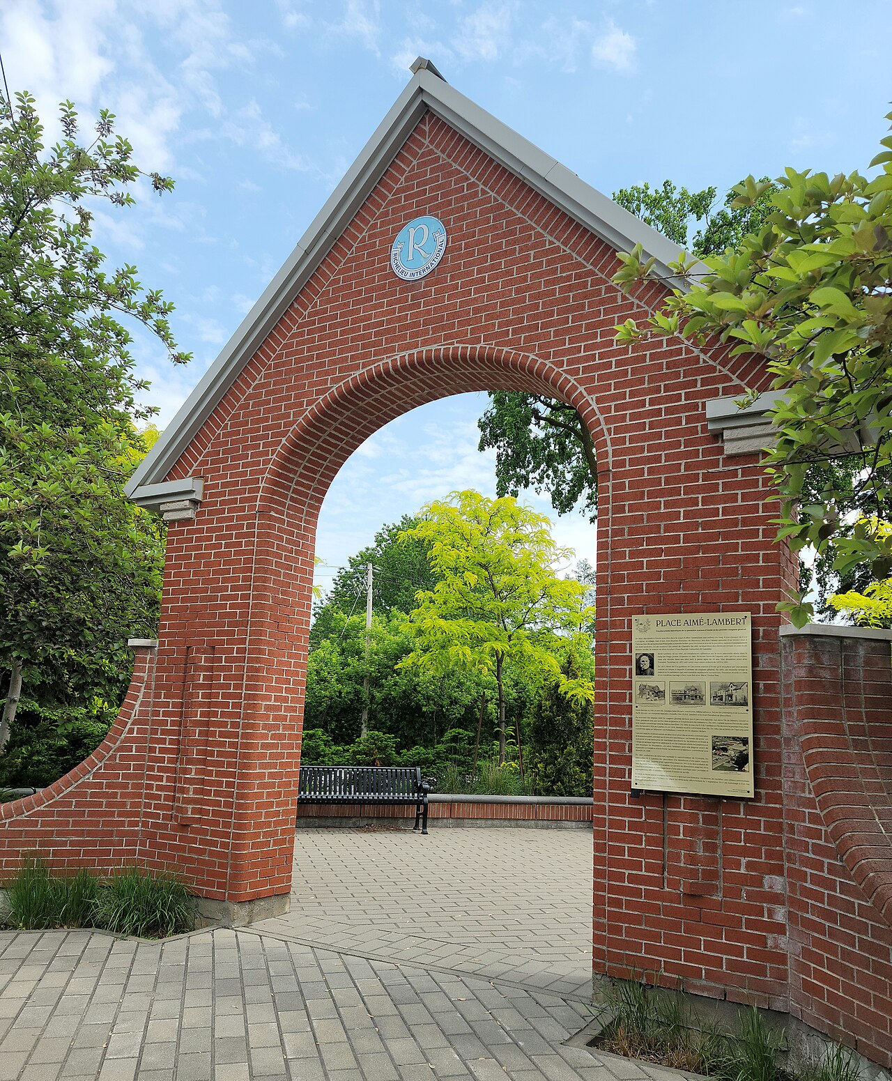 La place Aimé-Lambert et son arche de brique, au cœur du Vieux-Saint-Basile