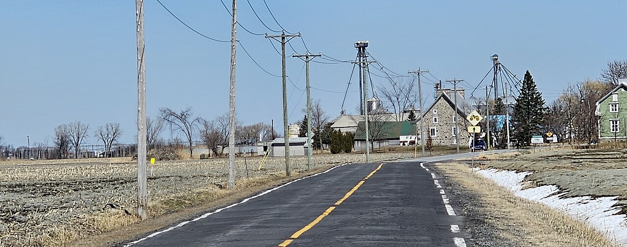Le rang des Trentes et ses bâtiments de ferme, dans la zone agricole de Saint-Basile-le-Grand