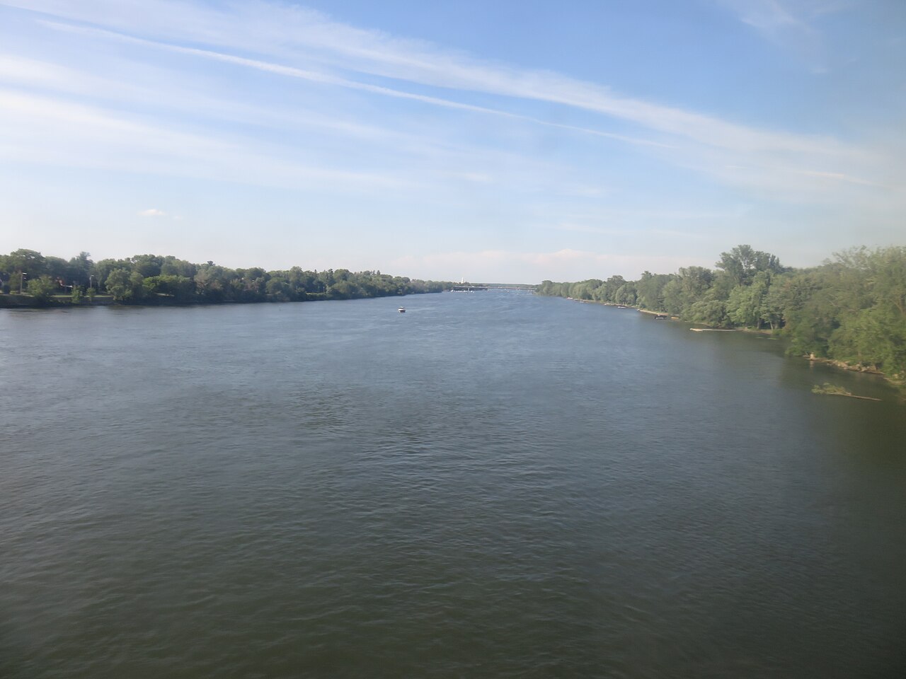 La rivière Richelieu, ici à la hauteur de Beloeil, à quelques minutes en aval de Saint-Basile-le-Grand