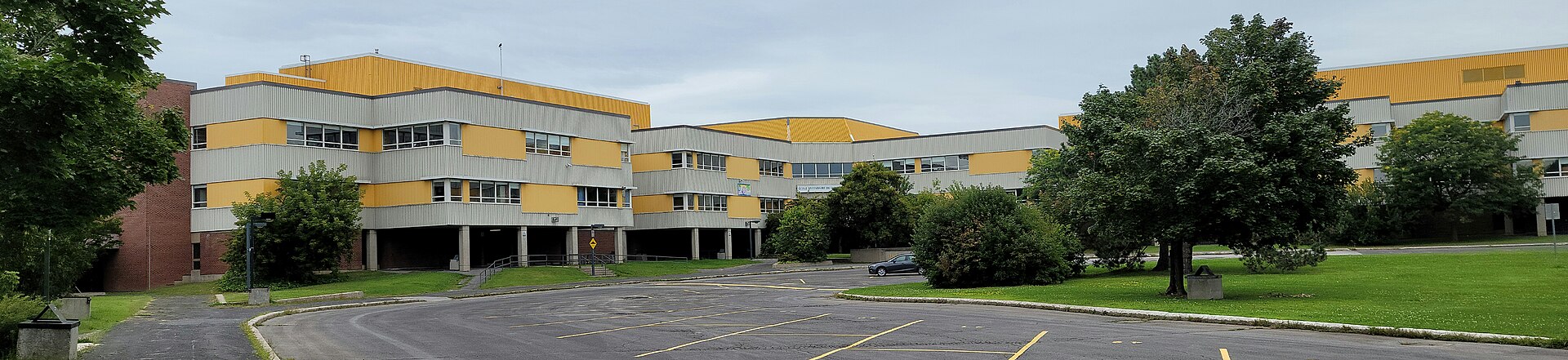 L'école secondaire du Mont-Bruno, sur le boulevard Clairevue Est