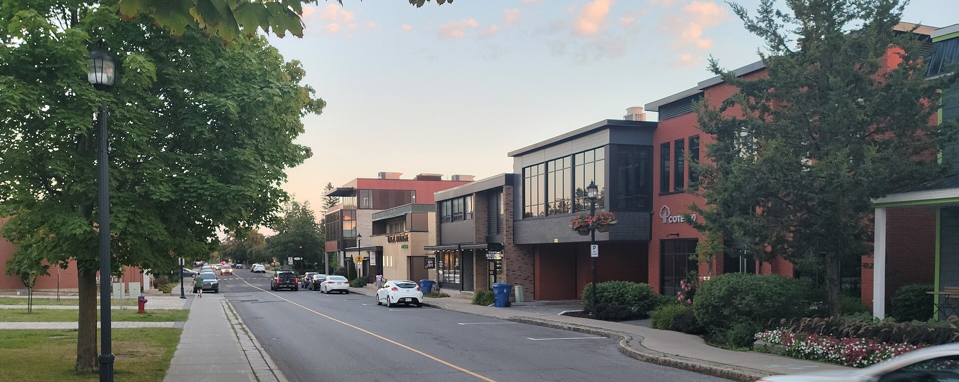 La rue de Montarville et ses commerces en fin de journée, au centre-ville de Saint-Bruno