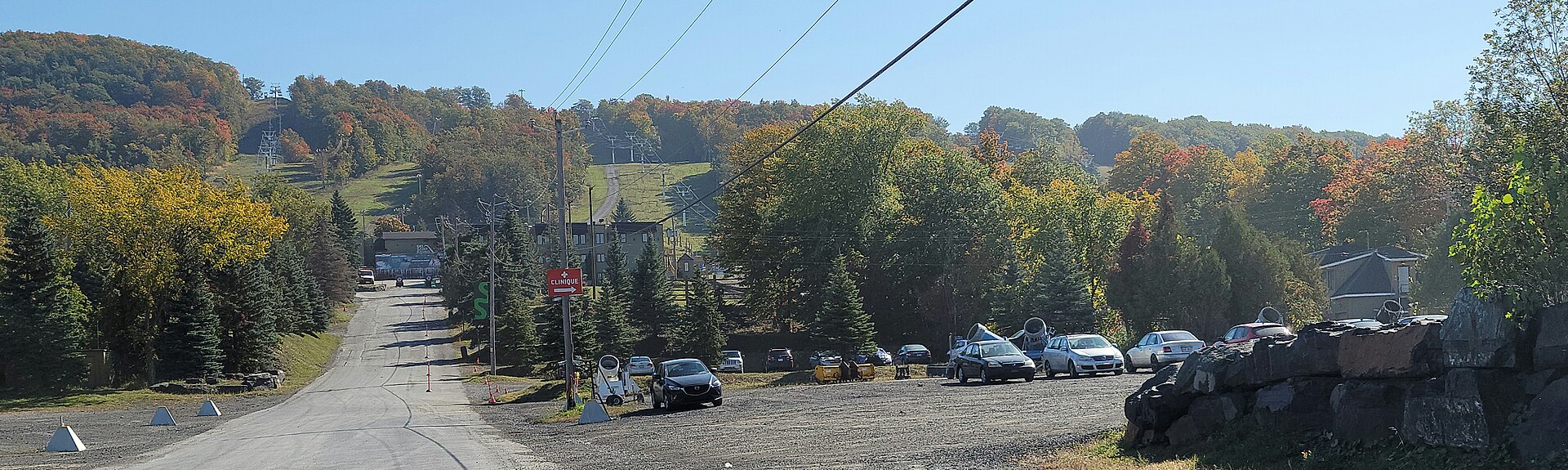 Les pentes de Ski Saint-Bruno et leurs remontées, vues du bas de la montagne à l'automne