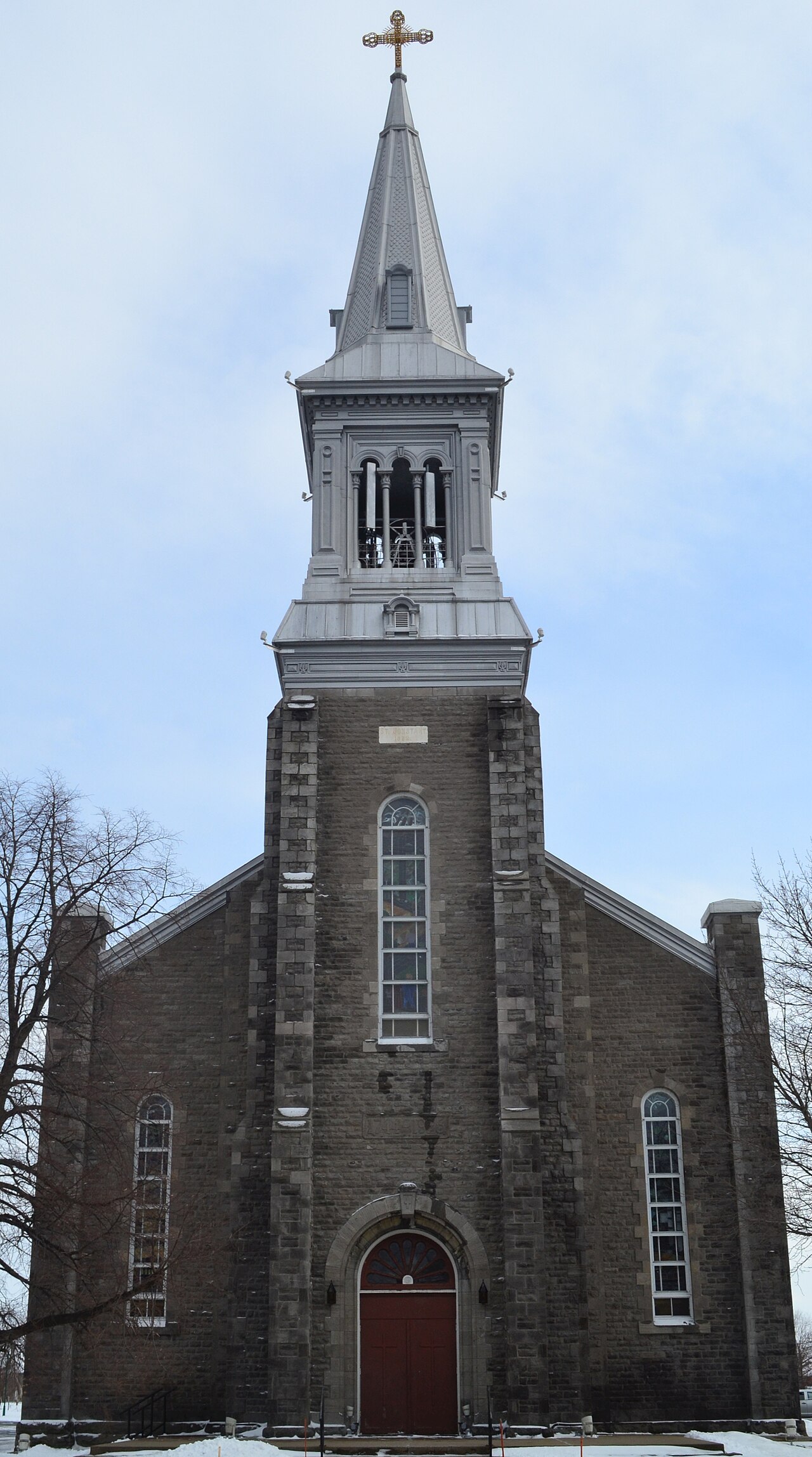 La façade de l'église de Saint-Constant et son clocher argenté, rue Saint-Pierre