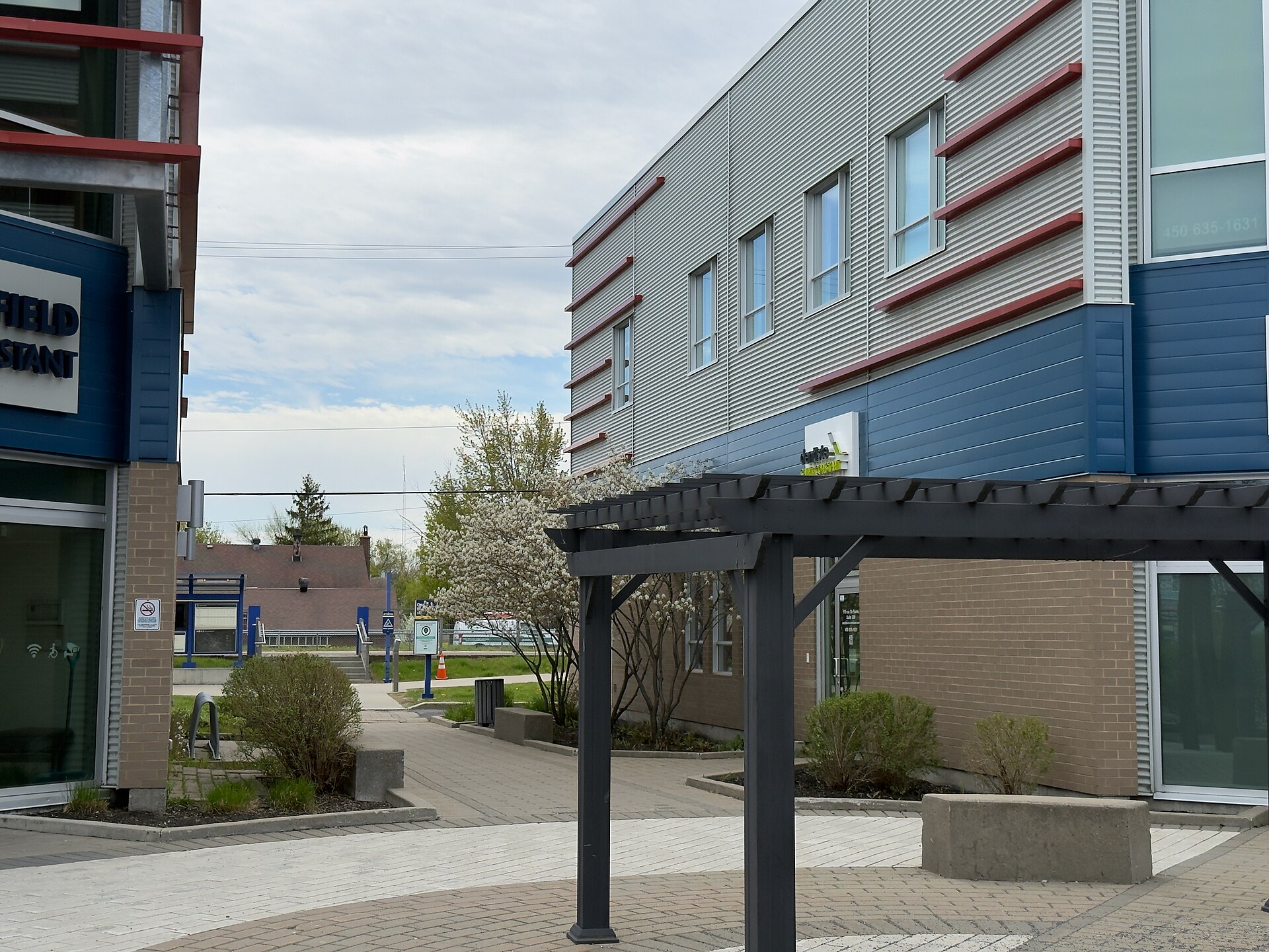 La place publique du Quartier de la gare, près de la gare Saint-Constant
