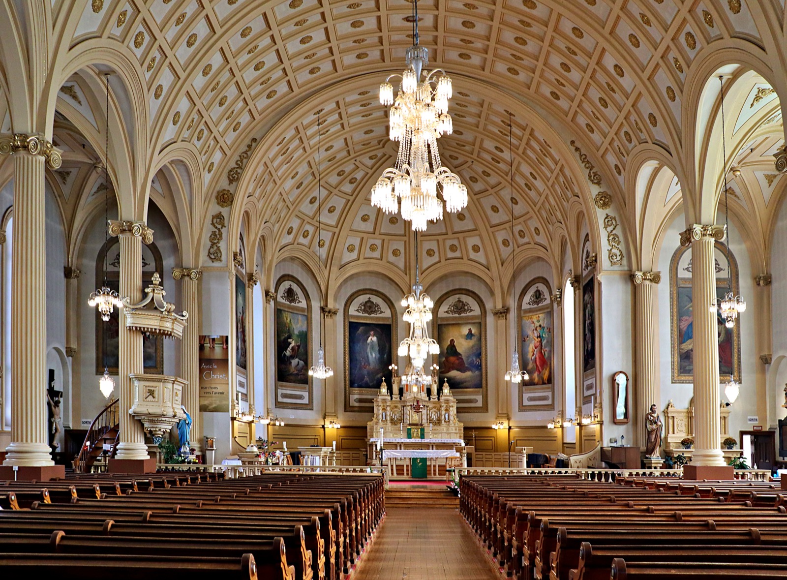 Intérieur de l'église de Saint-Eustache, sa nef voûtée et ses lustres