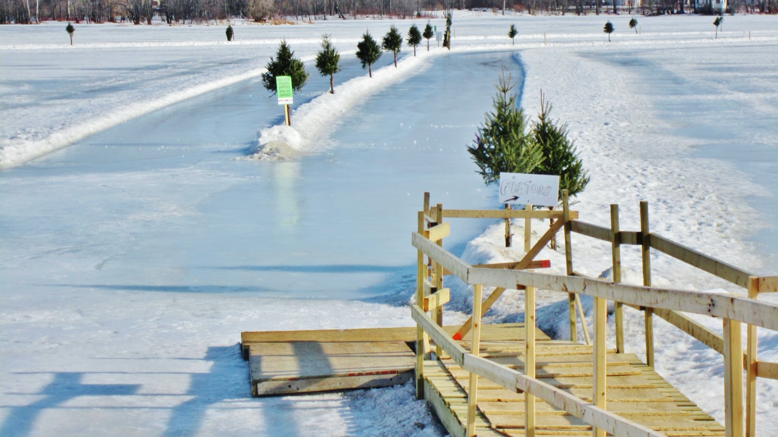 Patinoire entretenue sur la glace de la rivière des Mille Îles à Saint-Eustache