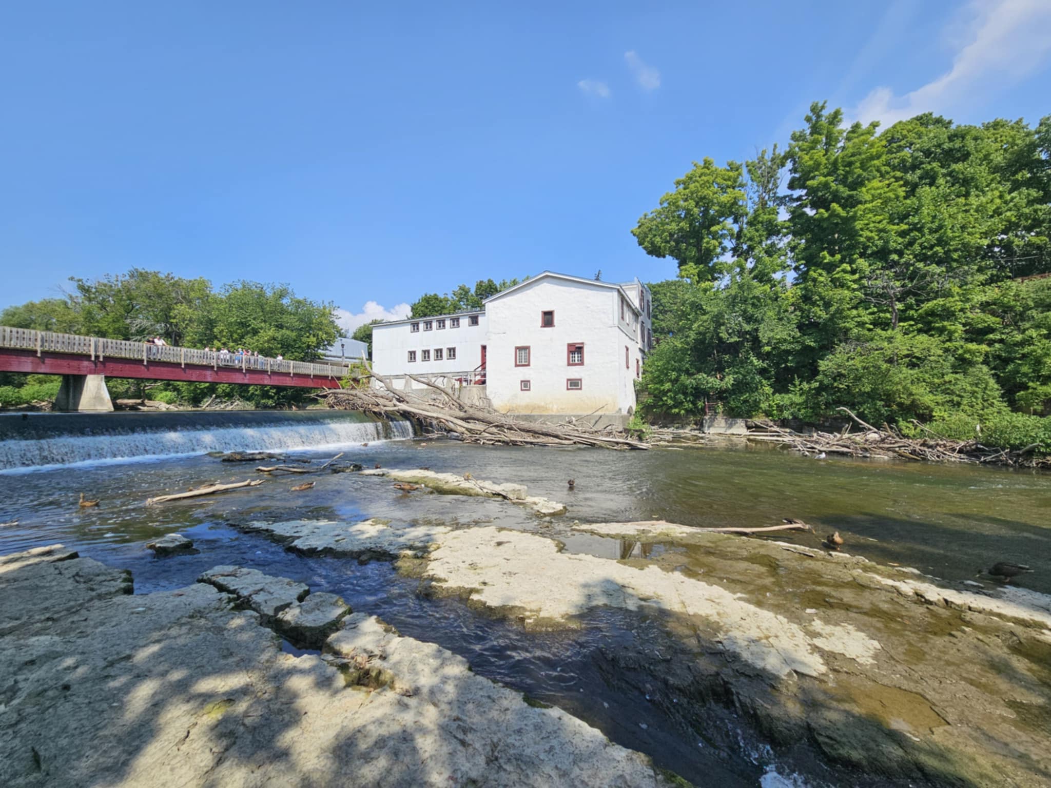 Le moulin Légaré au bord de la rivière du Chêne, avec sa passerelle rouge et le barrage