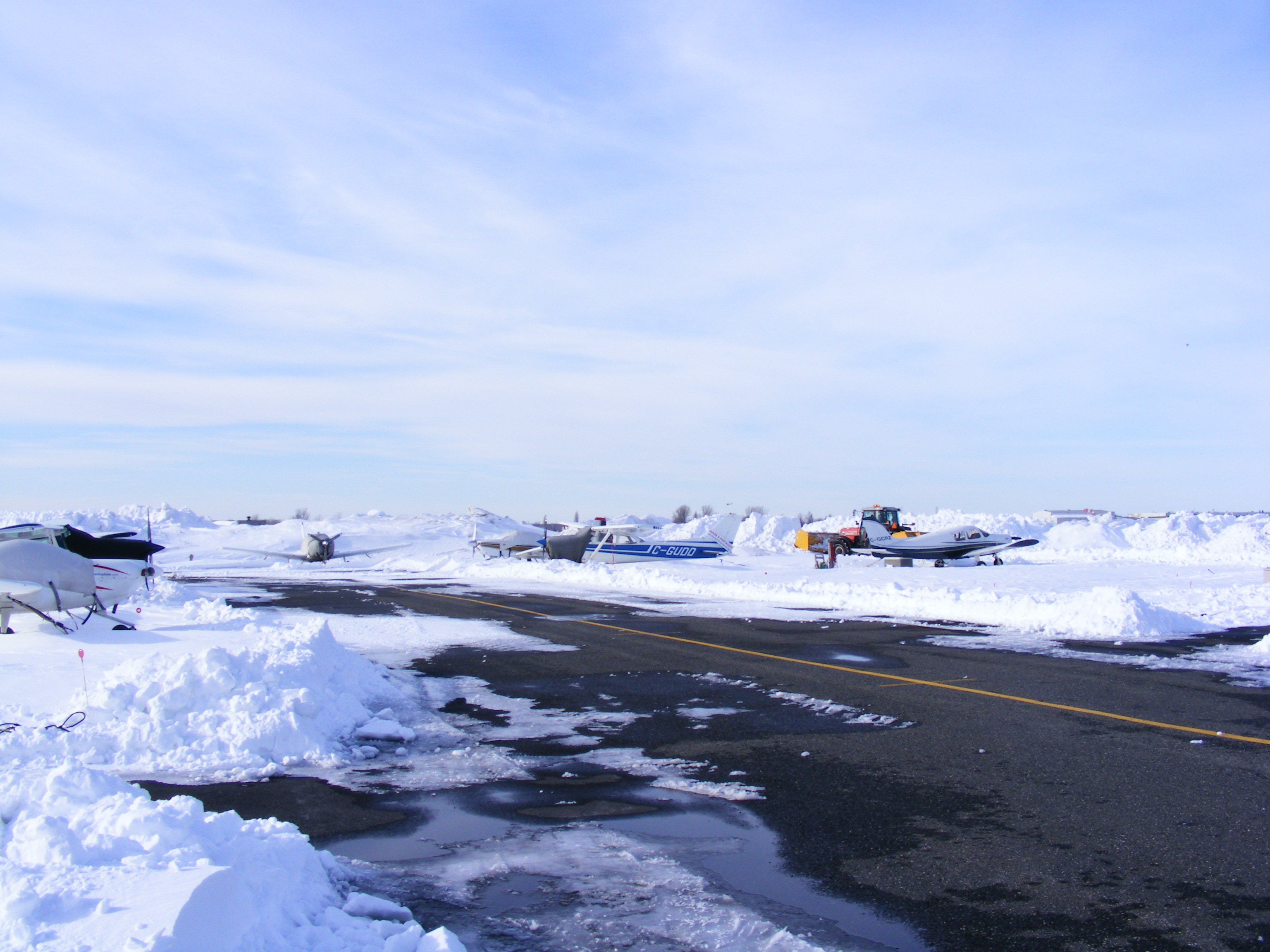 Petits avions sur le tarmac de l'aéroport de Saint-Hubert en hiver