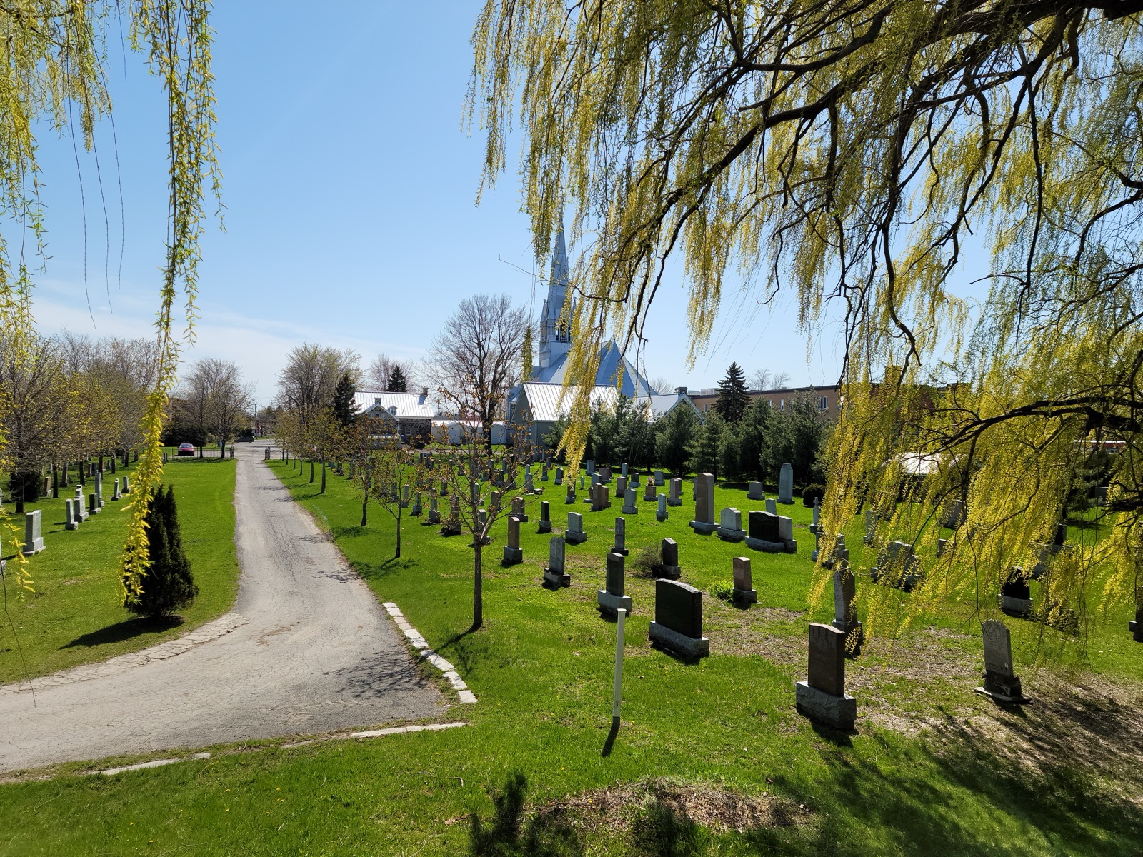 La vieille église de Saint-Hubert et son cimetière au printemps