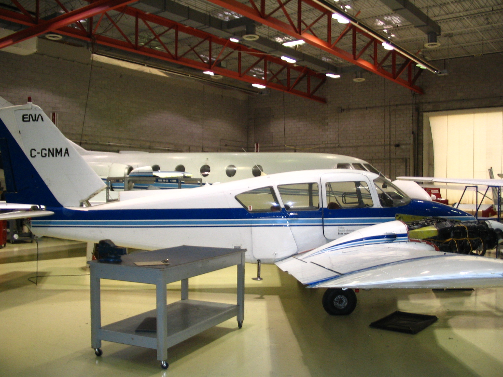 Avions-écoles dans un hangar de l'École nationale d'aérotechnique à Saint-Hubert