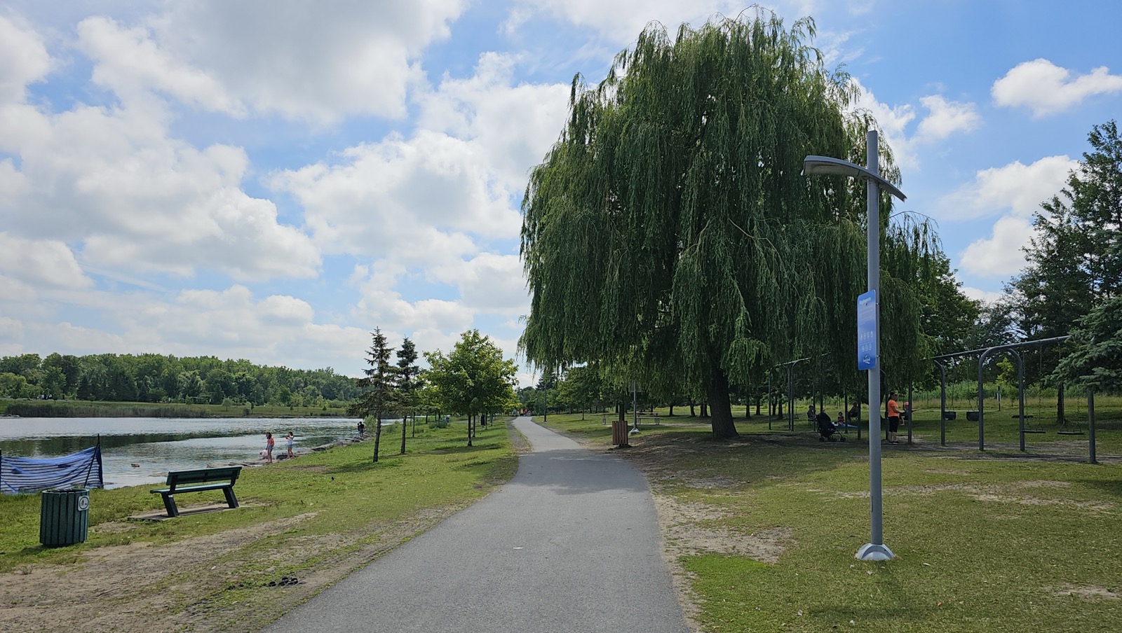 Sentier de marche au parc de la Cité à Saint-Hubert, en été