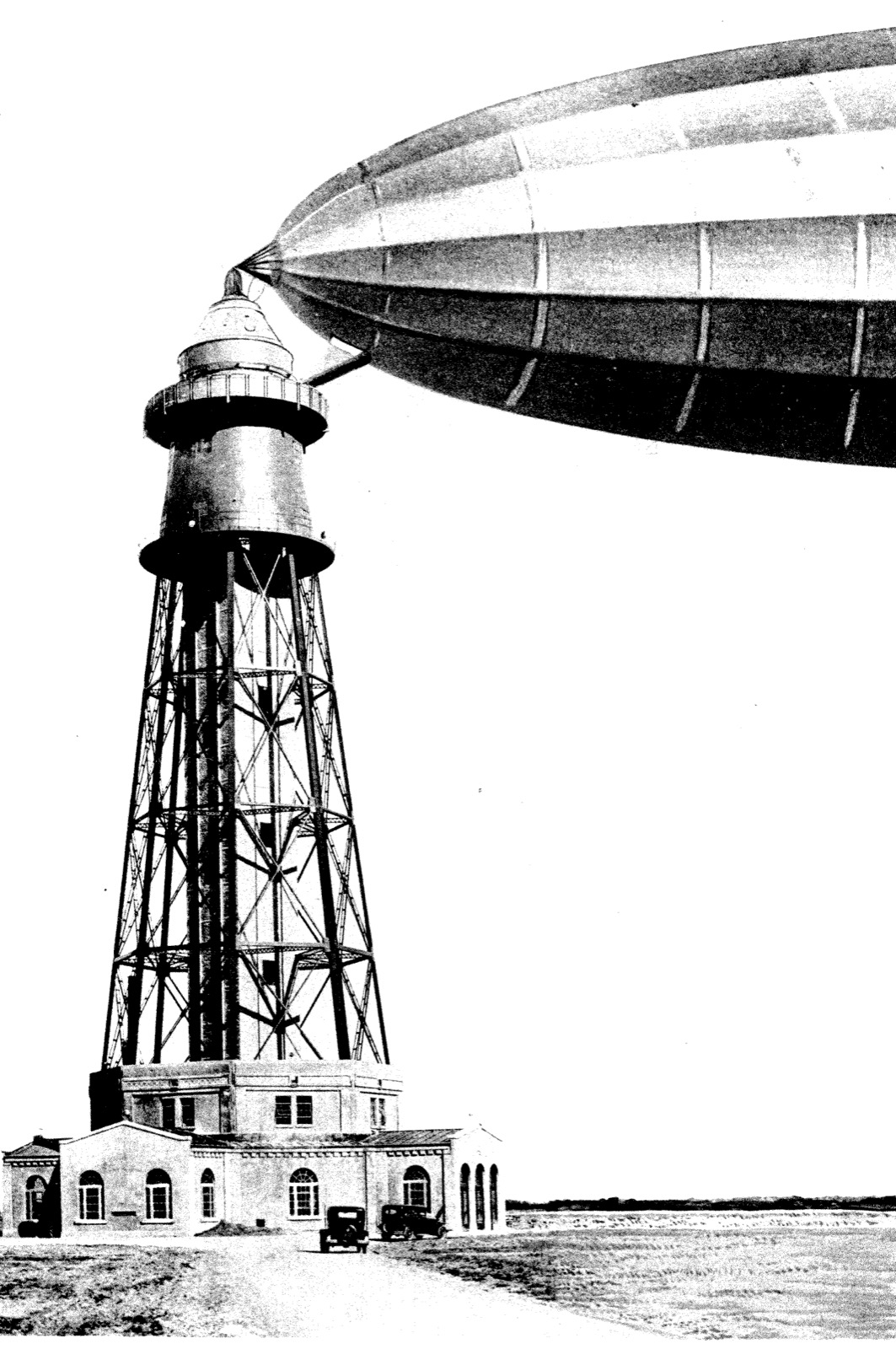 Le dirigeable R-100 amarré au mât d'ancrage de Saint-Hubert en 1930