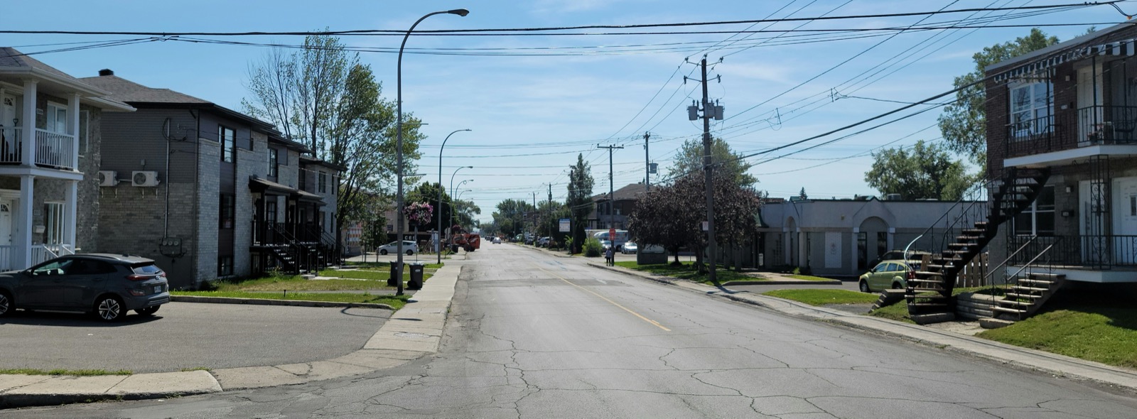 La rue Grande Allée à Saint-Hubert, bordée de plex et de commerces