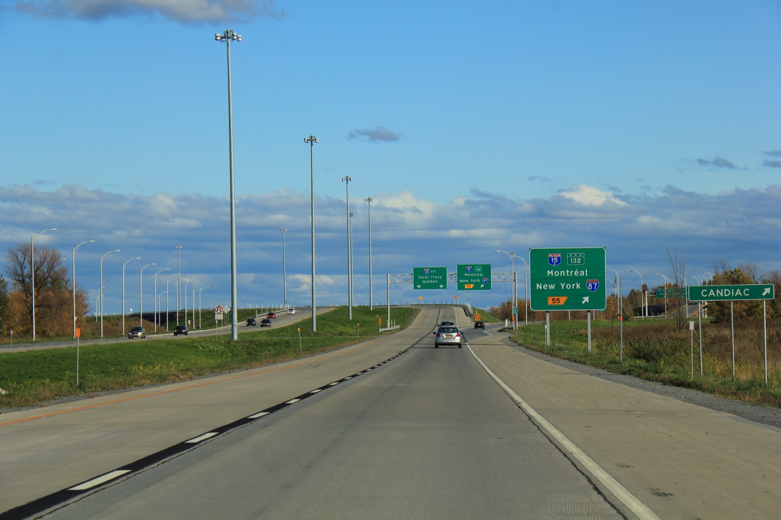 L'autoroute 30 en direction est, à l'approche de l'échangeur de l'autoroute 15 vers Montréal