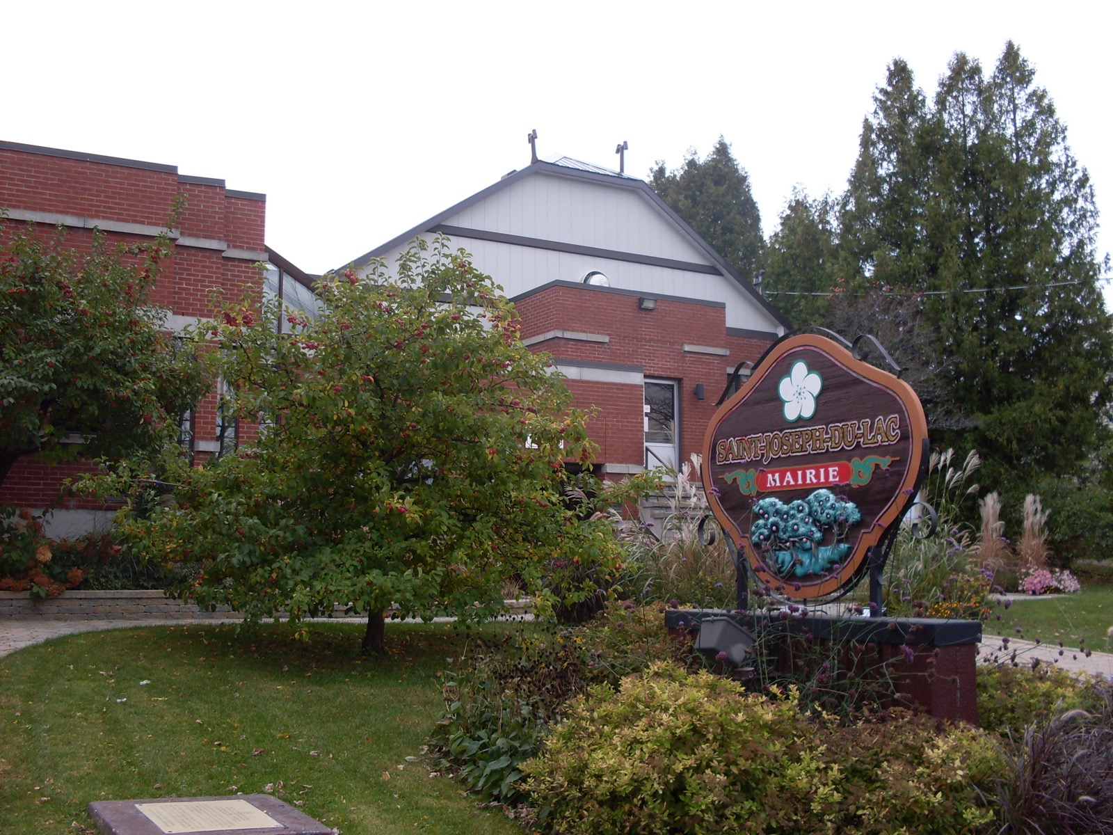 L'enseigne en forme de pomme devant la mairie de Saint-Joseph-du-Lac