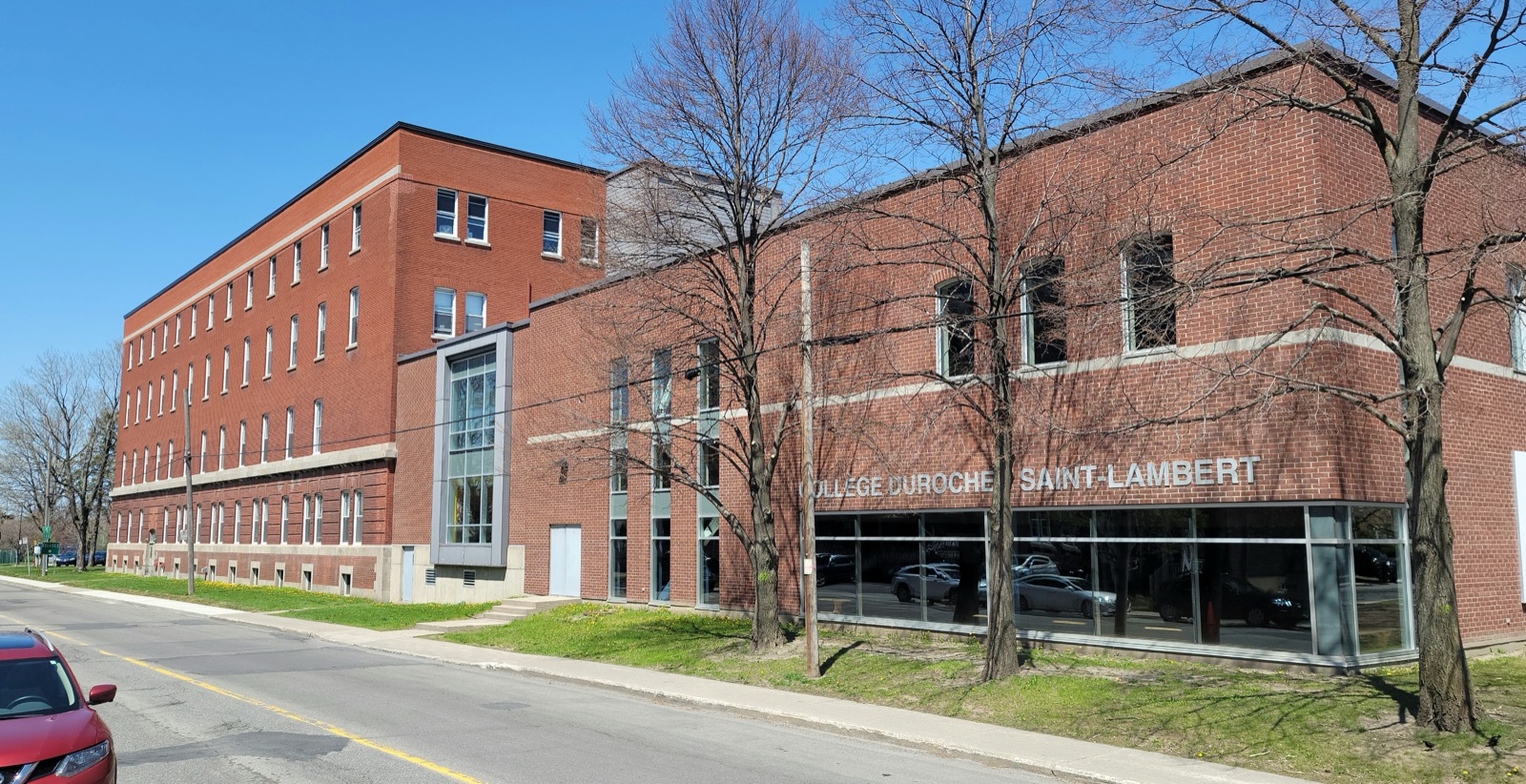 Le Collège Durocher Saint-Lambert, sur la rue Riverside