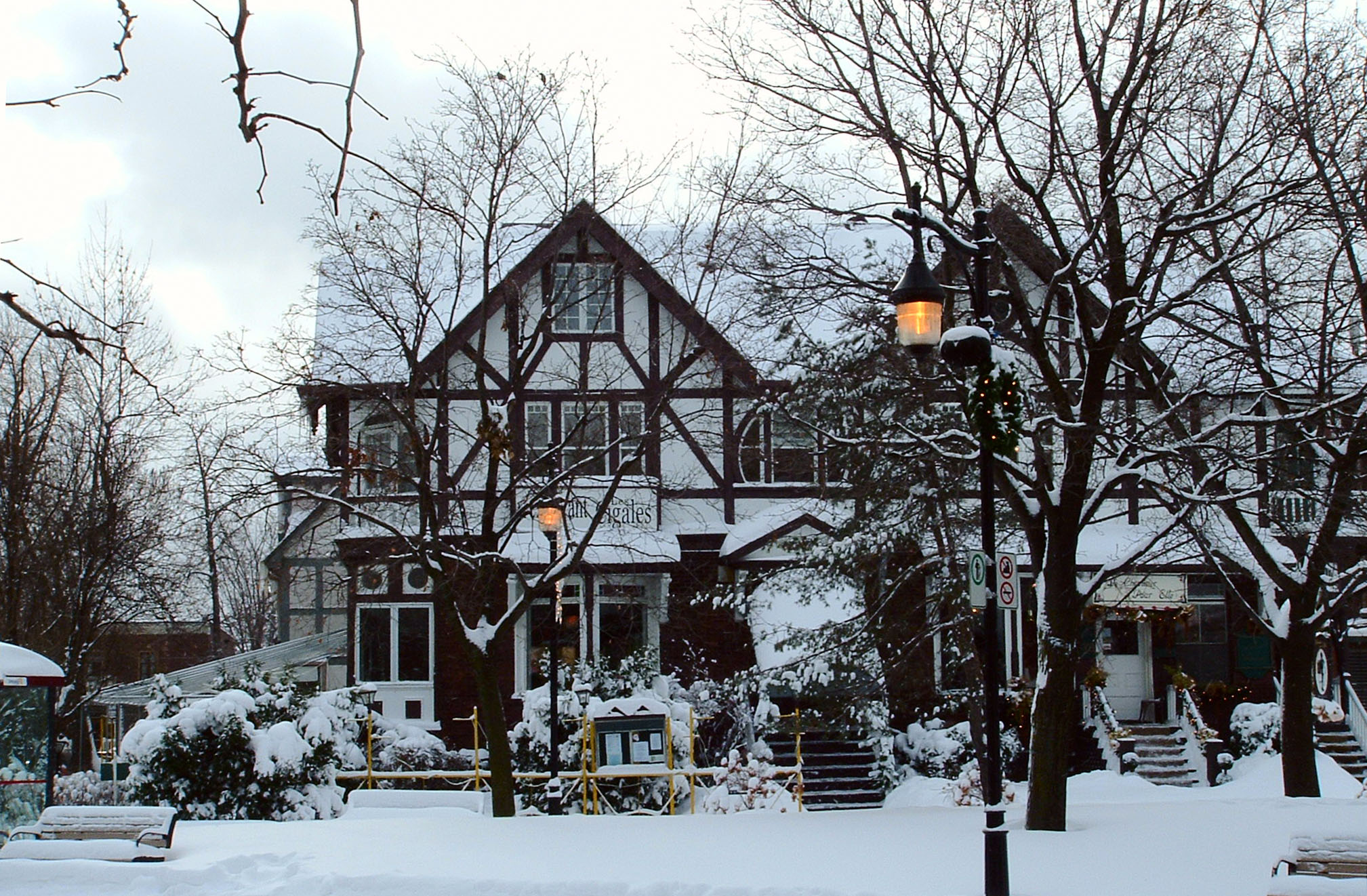 Bâtiment à colombages de style Tudor sous la neige, au cœur du Village de Saint-Lambert