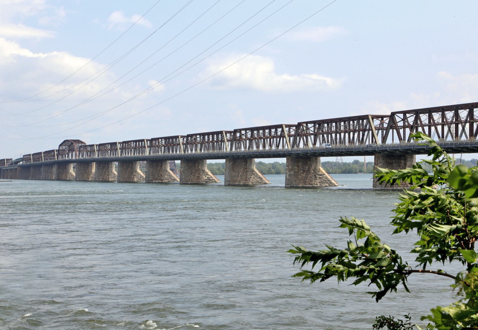 Le pont Victoria au-dessus du fleuve Saint-Laurent