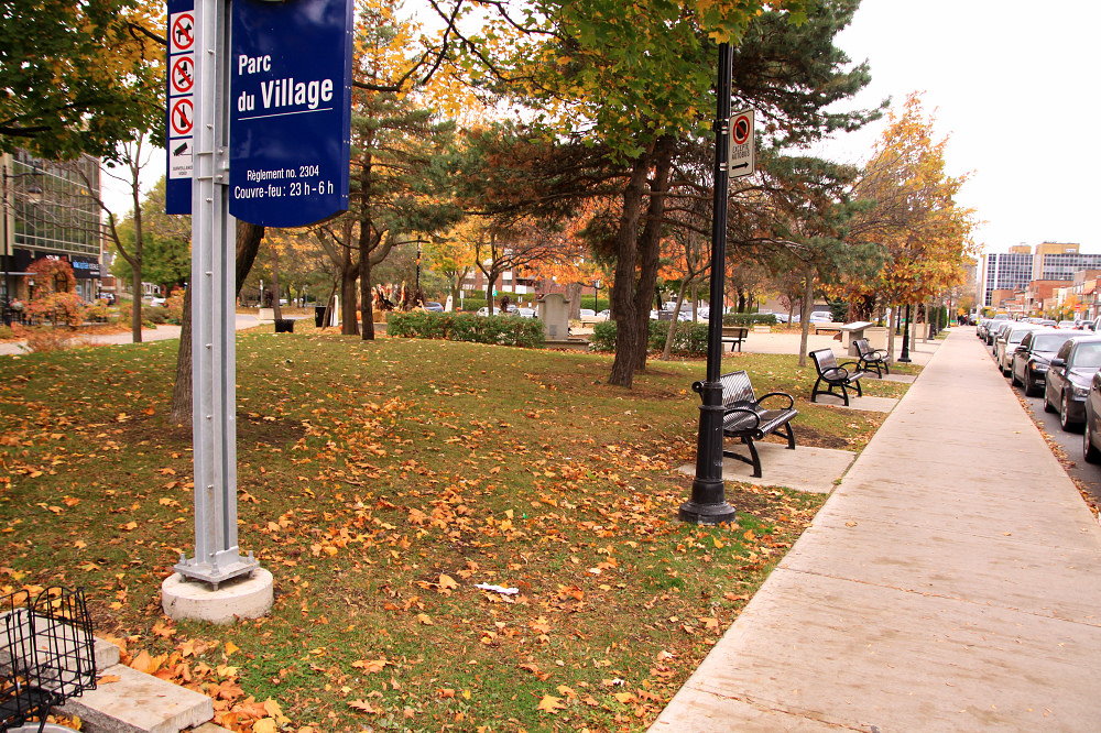 Le parc du Village, en bordure de l'avenue Victoria