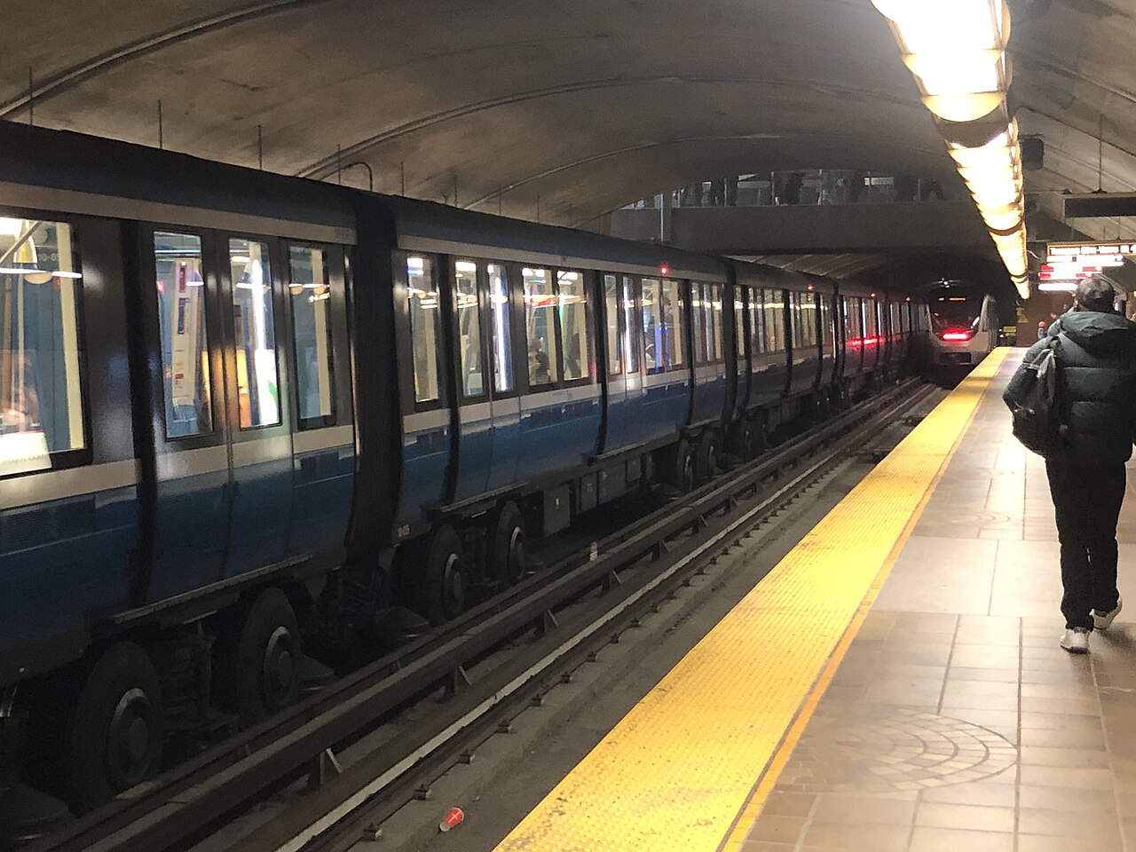 Deux trains à quai à la station de métro Côte-Vertu