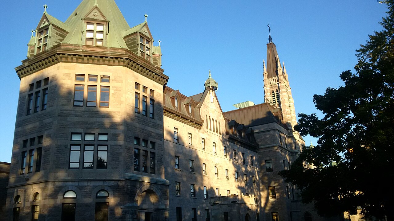 Le campus historique du cégep de Saint-Laurent, dans le Vieux-Saint-Laurent