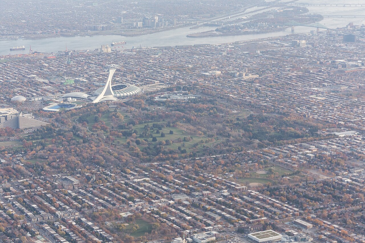 Vue aérienne de Saint-Léonard et de l'est de Montréal, avec le Parc olympique à l'horizon