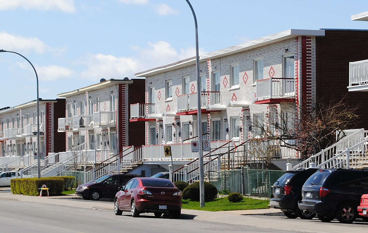 Plex en rangée de brique avec escaliers extérieurs, rue Jarry, à Saint-Léonard