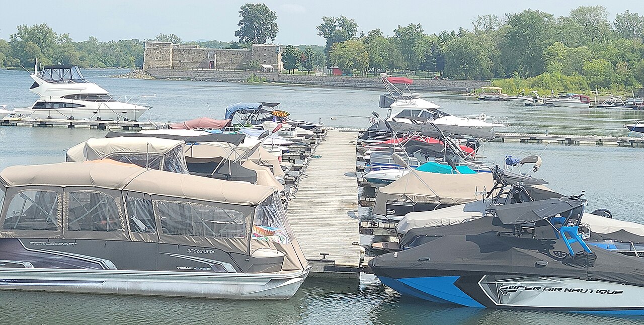 La marina de Chambly sur le bassin, avec le fort Chambly en arrière-plan