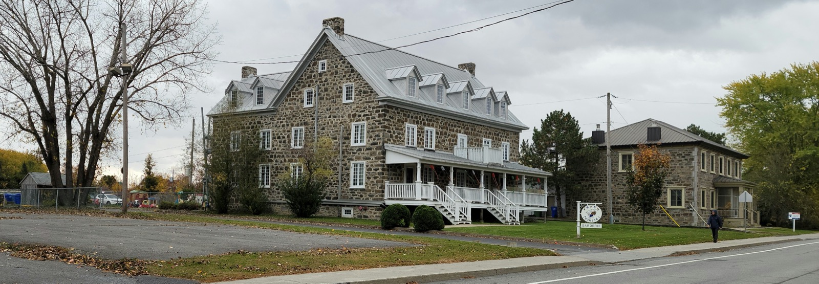 Grandes maisons ancestrales en pierre le long de la route 133, le chemin des Patriotes, à Saint-Mathias-sur-Richelieu